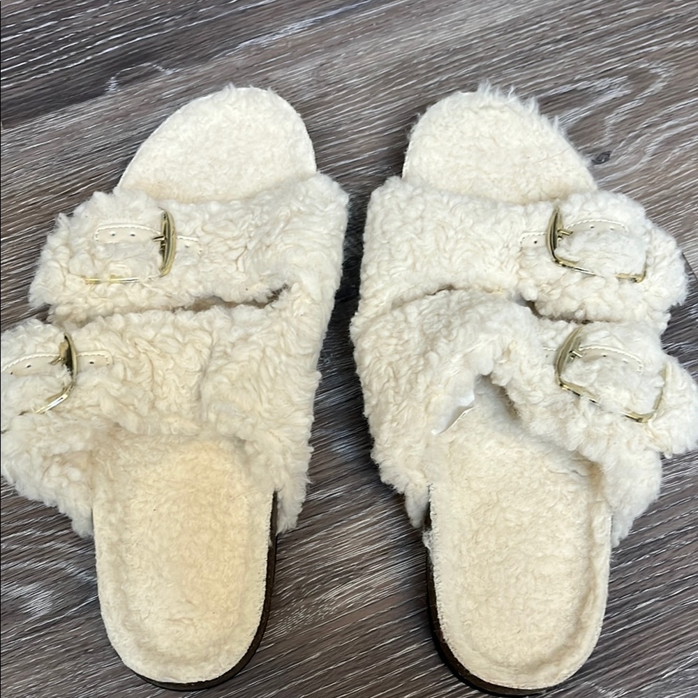 Cozy Cream Fuzzy Women's Slippers never worn!